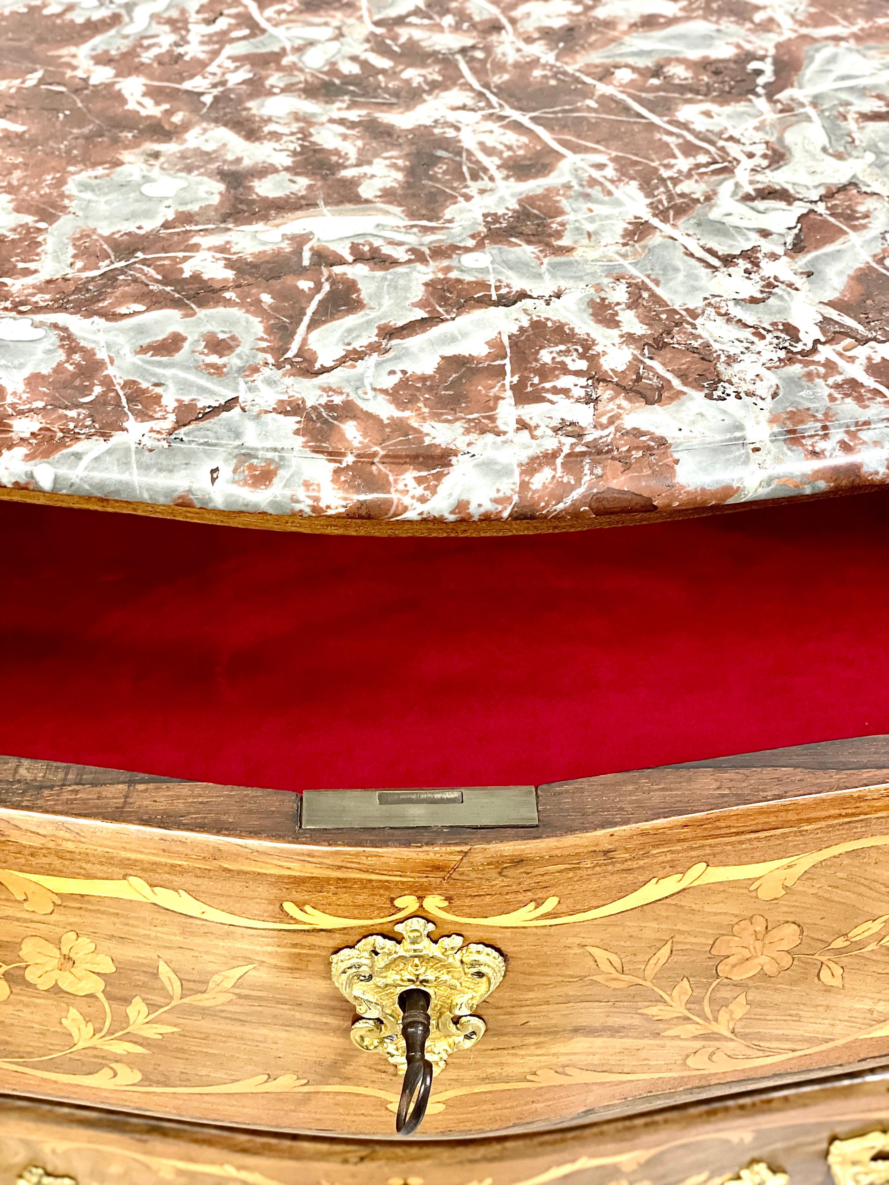 Français Commode de style Louis XV avec plateau en marbre rose en vente
