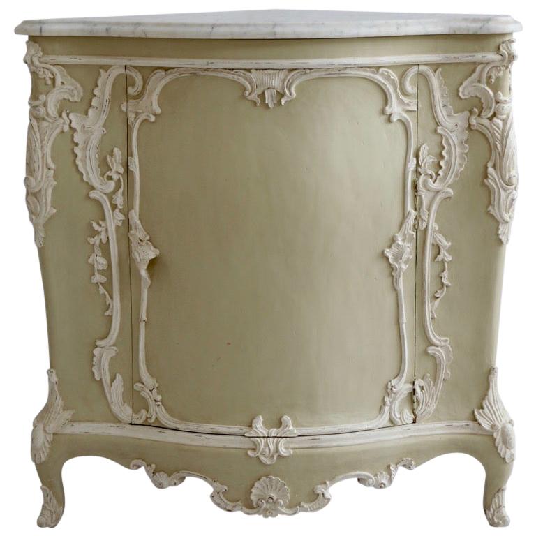 Armoire d'angle de style Louis XV fabriquée par La Maison London avec plateau en marbre de Carrare en vente