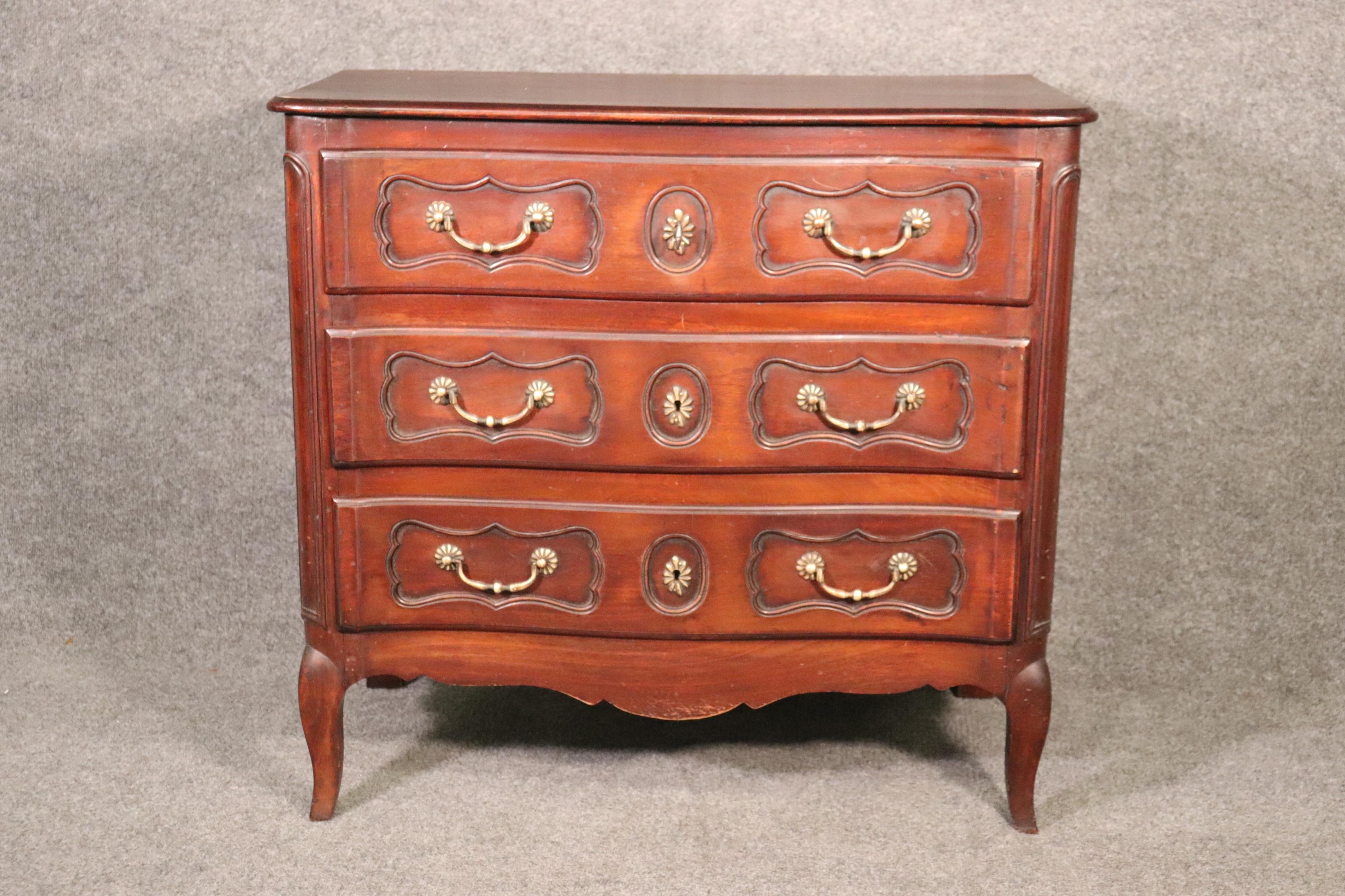 Louis XV Style Country French Commode Chest of Drawers Server Cabinet Dresser In Good Condition For Sale In Swedesboro, NJ