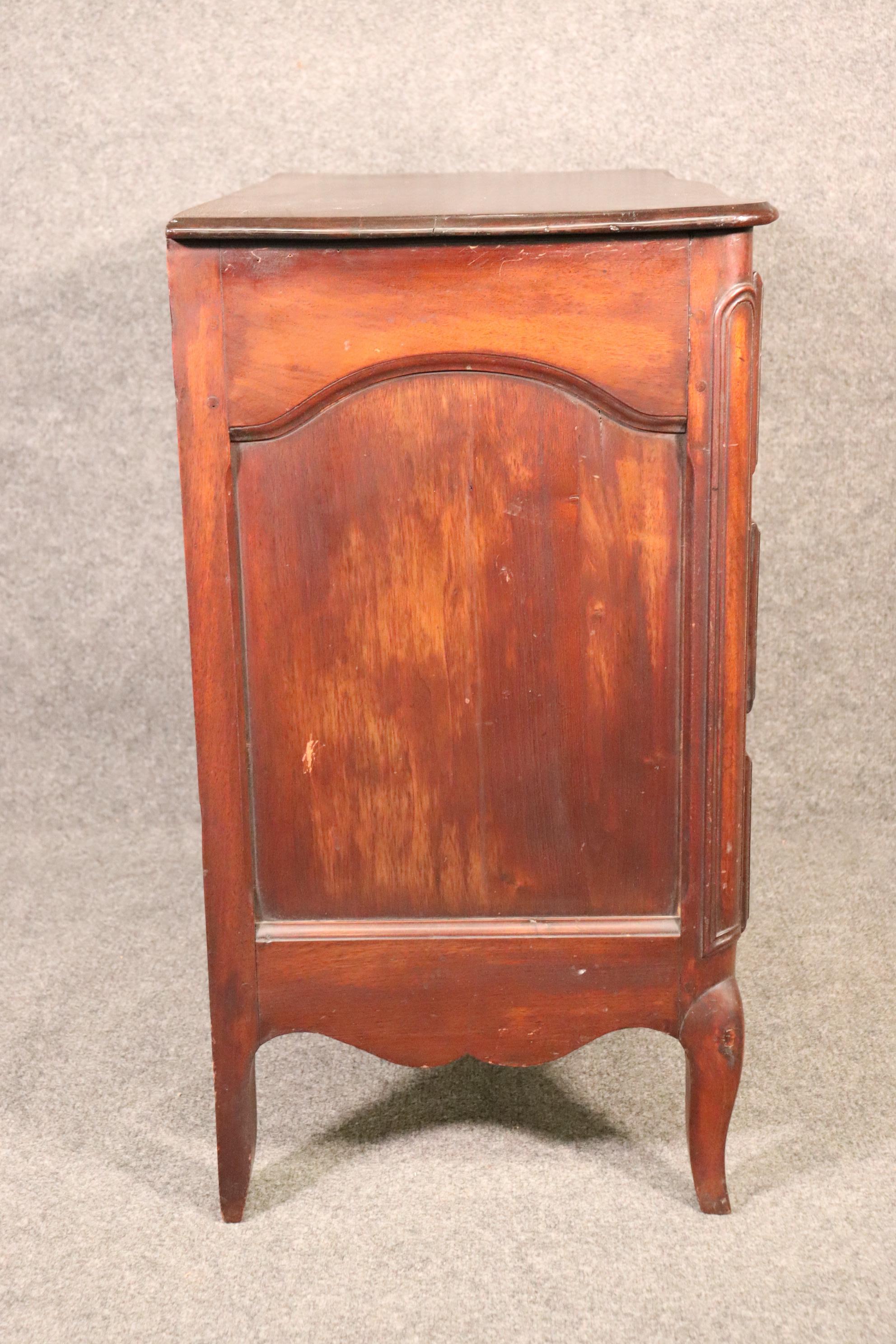 Noyer Commode de service à tiroirs de style campagnard français Louis XV en vente