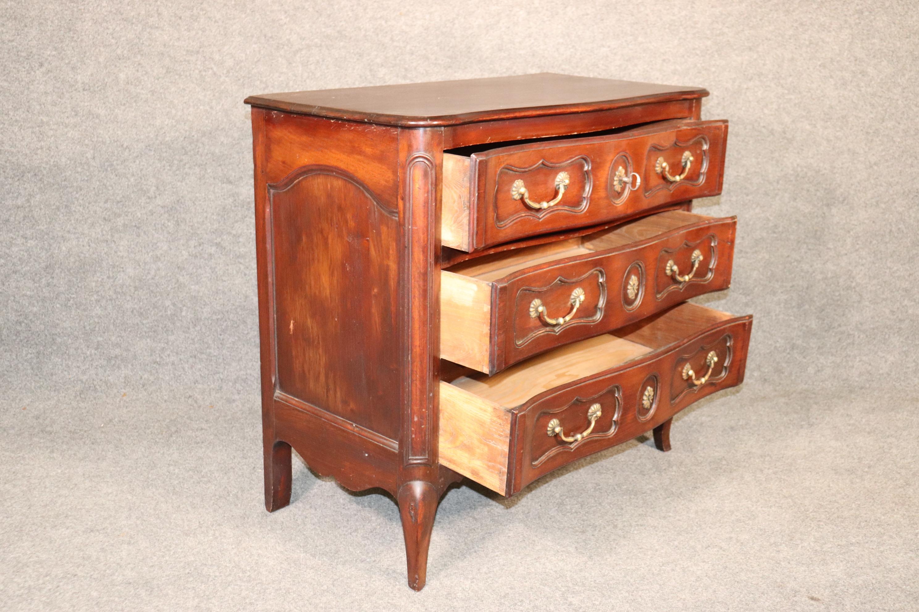 Commode de service à tiroirs de style campagnard français Louis XV en vente 1