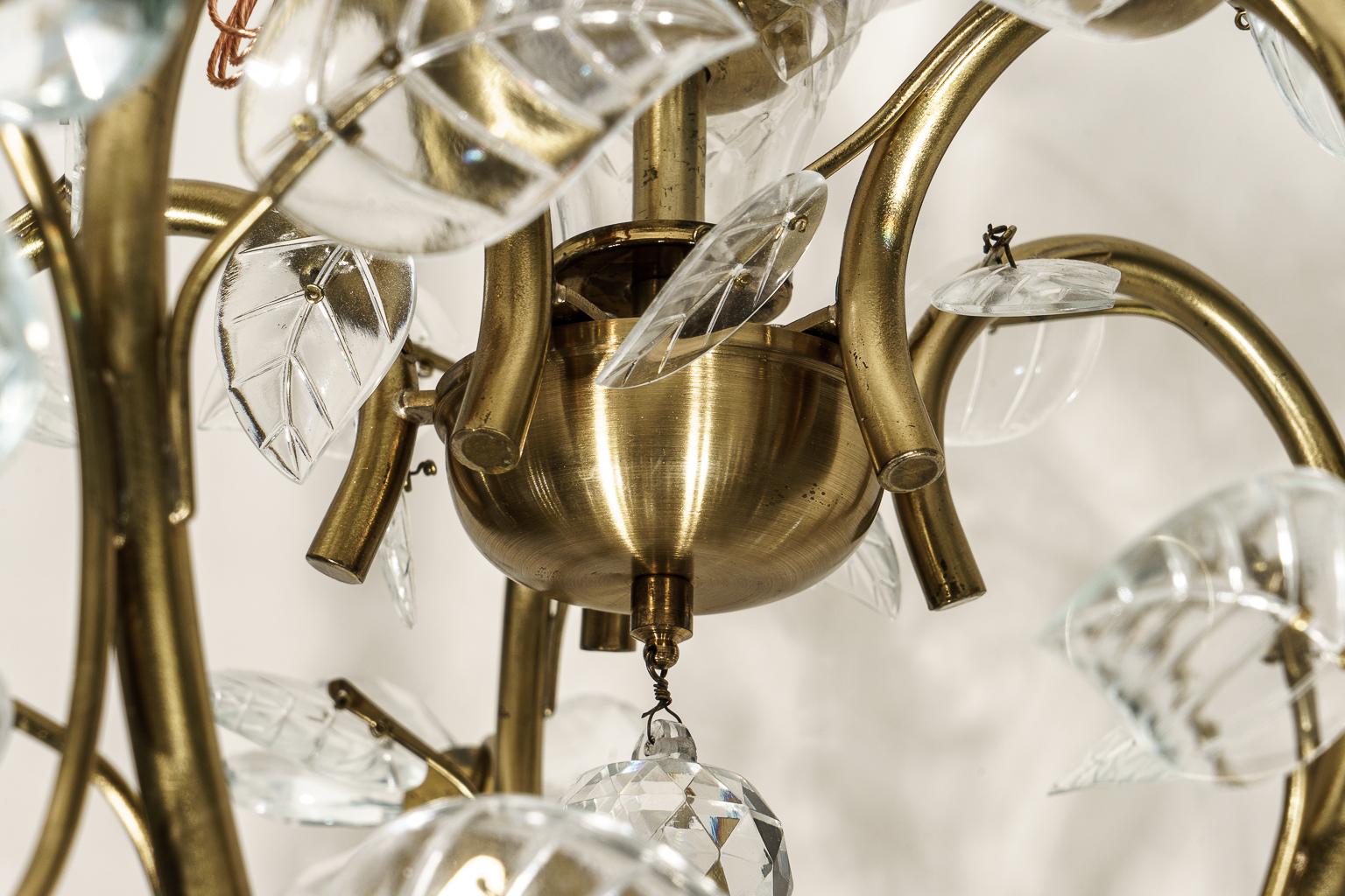 Lustre de style Louis XV en cristal et laiton en vente 3