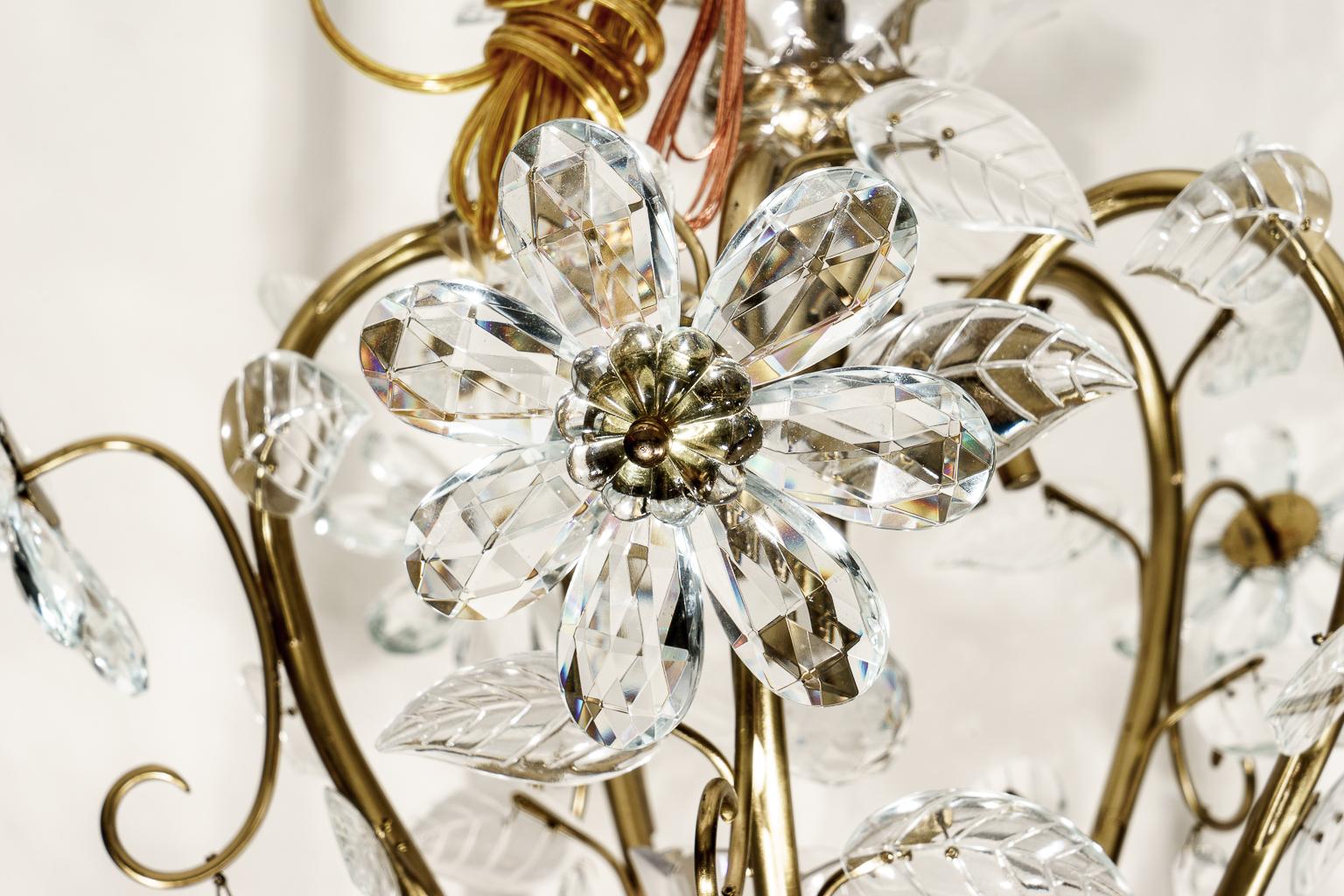 Louis XV Stil Kristall und Messing Kronleuchter (Poliert) im Angebot