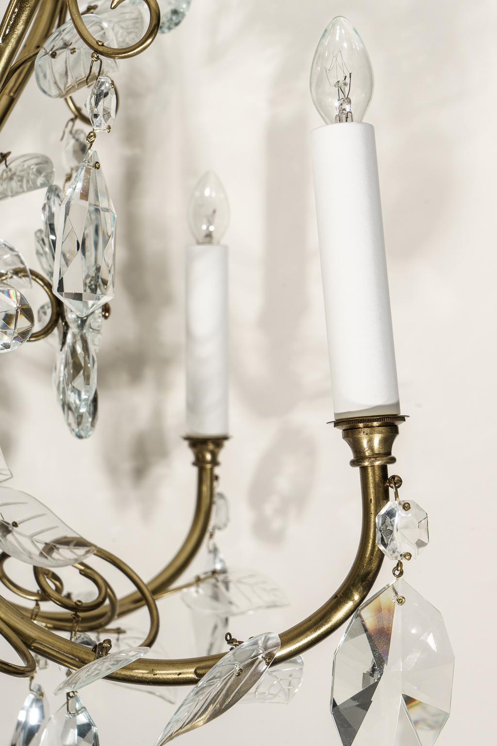 20ième siècle Lustre de style Louis XV en cristal et laiton en vente