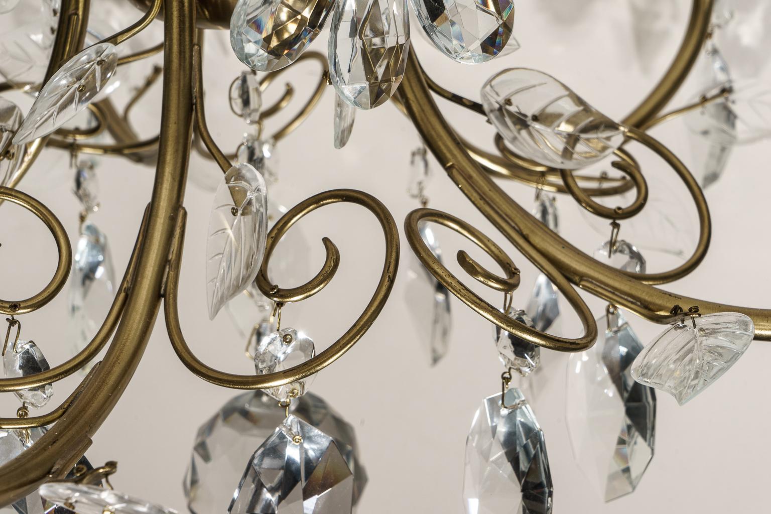 Laiton Lustre de style Louis XV en cristal et laiton en vente