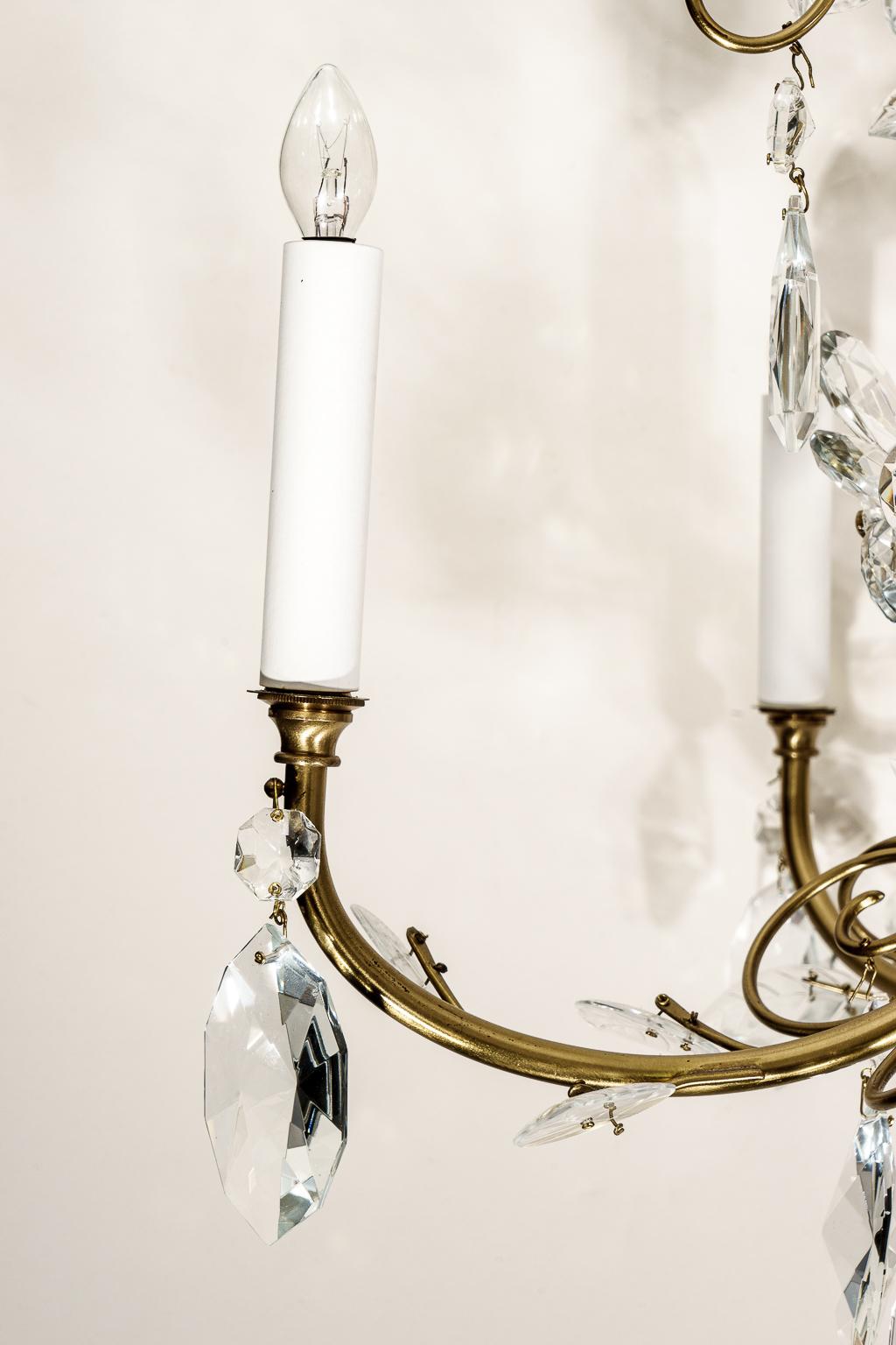Lustre de style Louis XV en cristal et laiton en vente 1