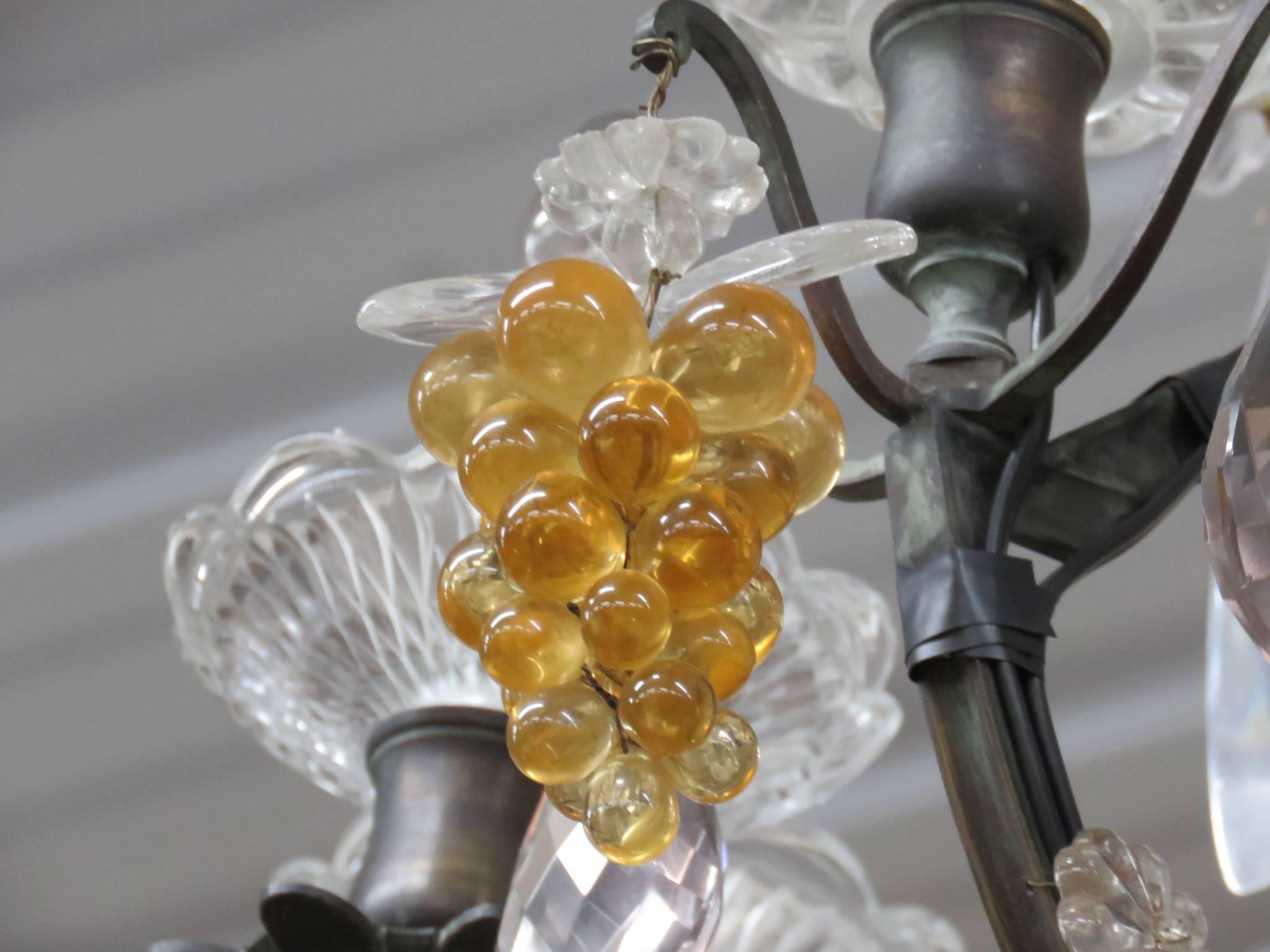 Lustre en forme de cage à oiseaux en bronze de style Louis XV avec poires et raisins en cristal  Bon état - En vente à Swedesboro, NJ