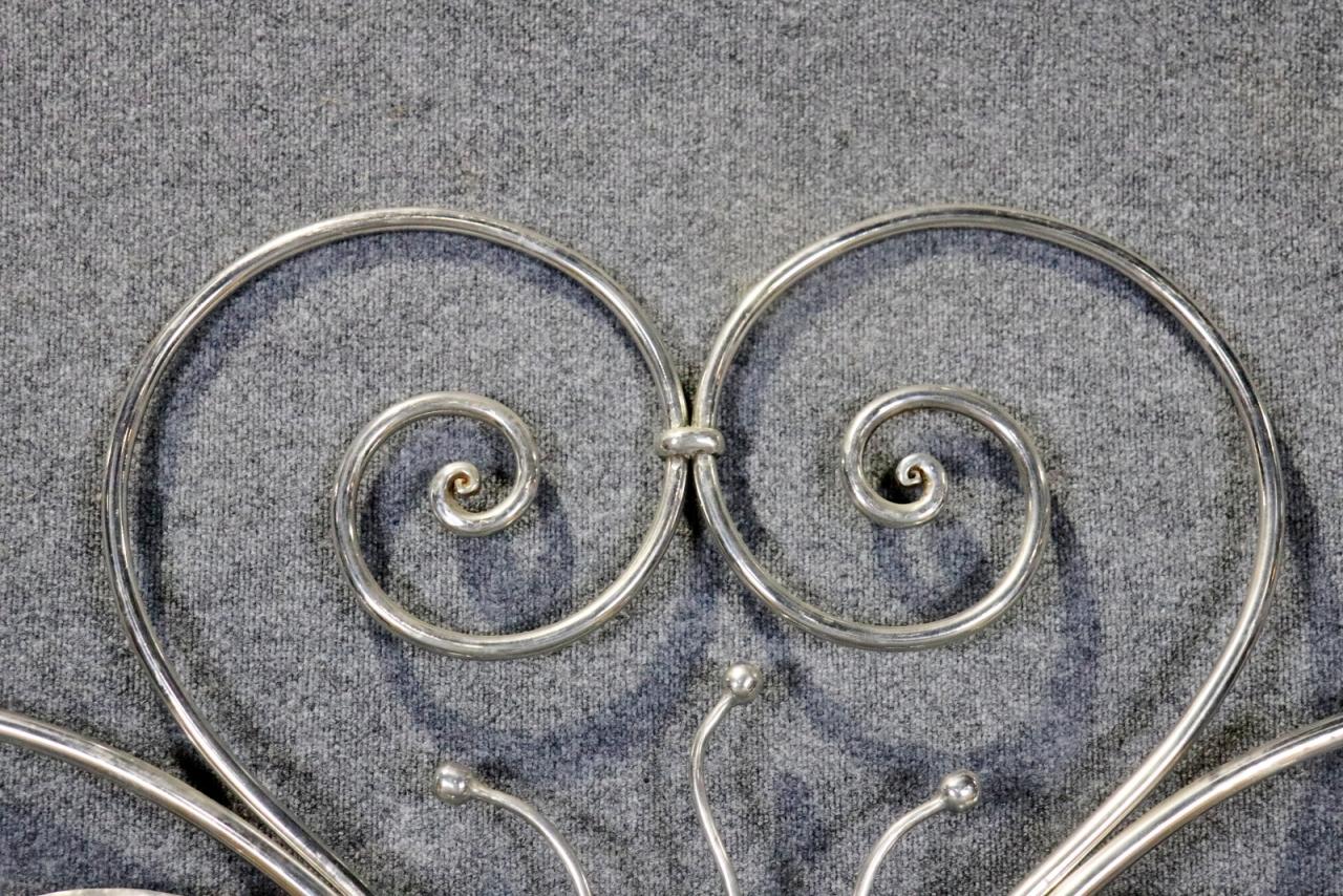 Europeo Testiera king size in acciaio e ottone in stile Luigi XV, realizzata su misura, stile Vesey in vendita
