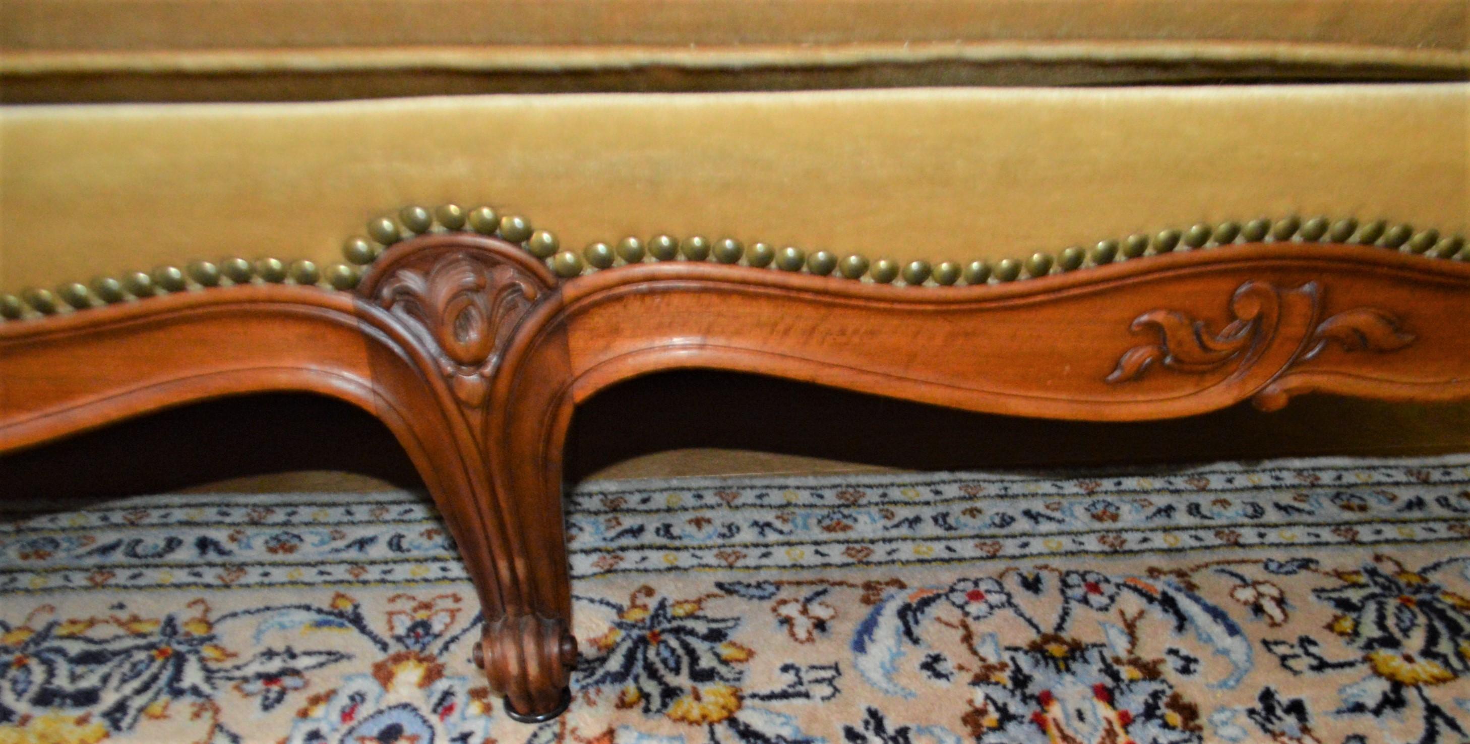 Louis XV style daybed, walnut frame and gold velvet upholstery. 1