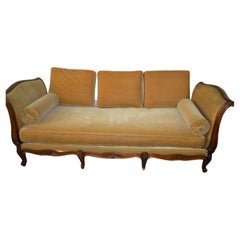 Antique Louis XV style daybed, walnut frame and gold velvet upholstery.