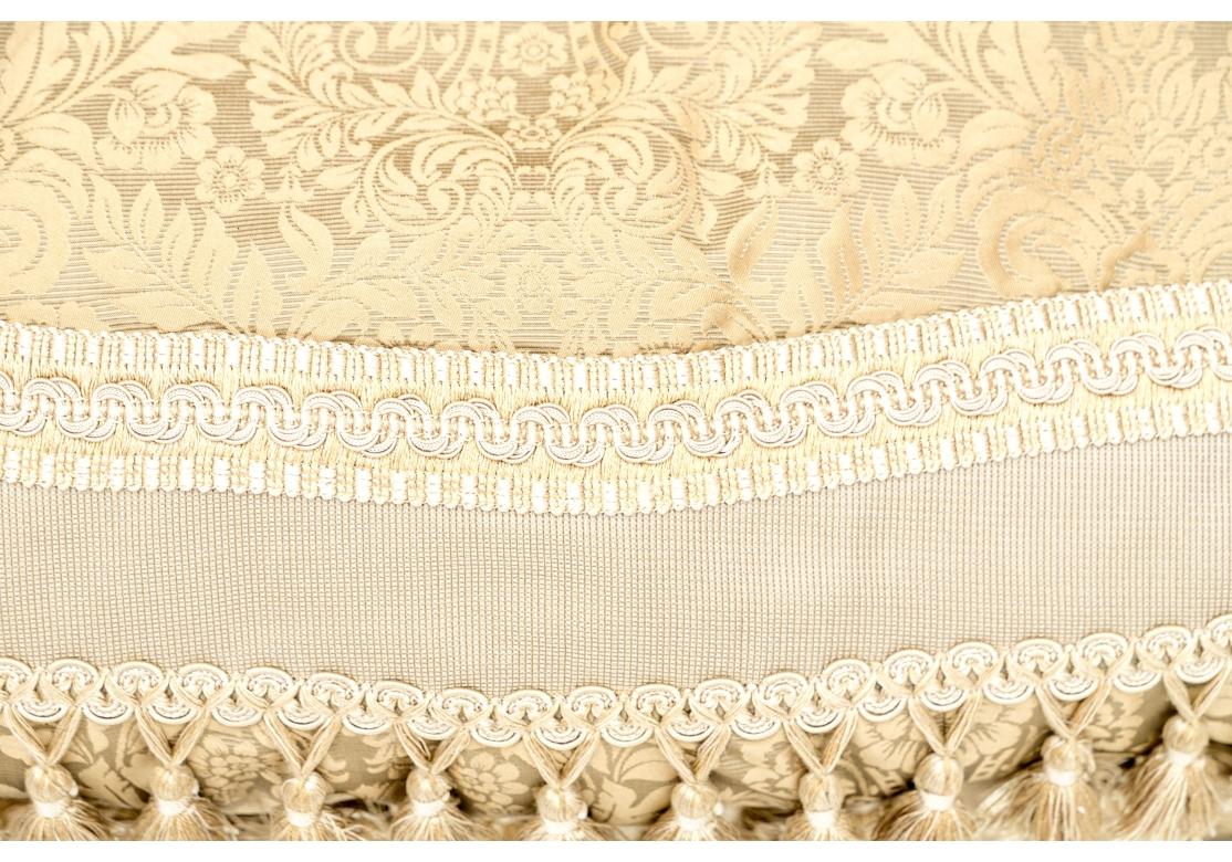 Sofá cama estilo Luis XV con almohadones y cojines decorativos en venta 9