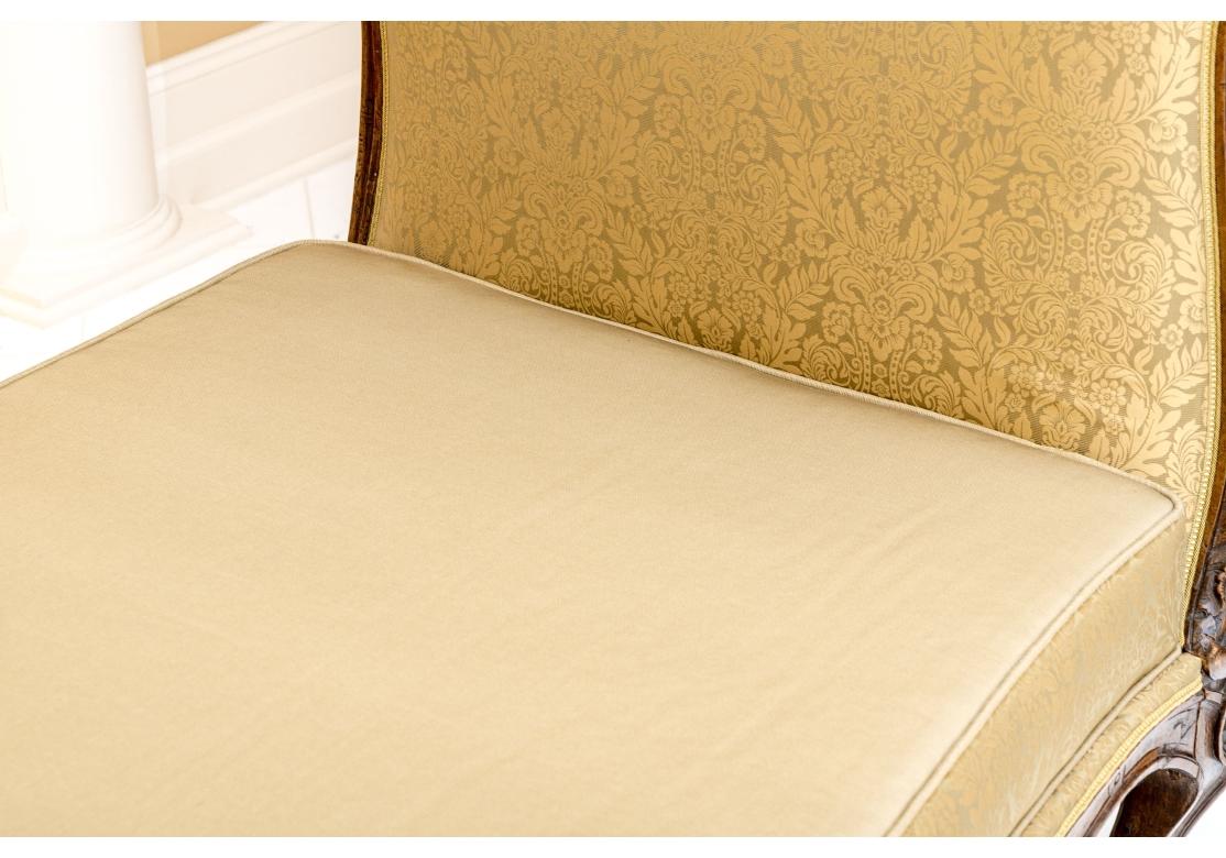 Sofá cama estilo Luis XV con almohadones y cojines decorativos en venta 12