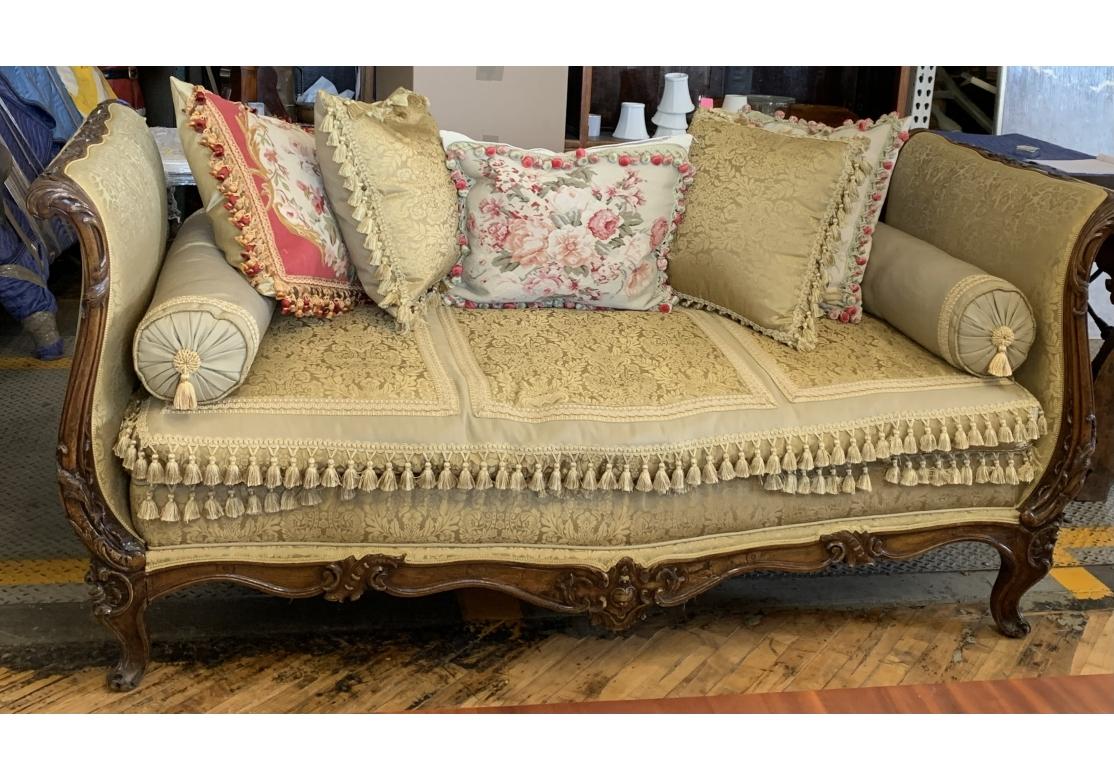 Sofá cama estilo Luis XV con almohadones y cojines decorativos en venta 14