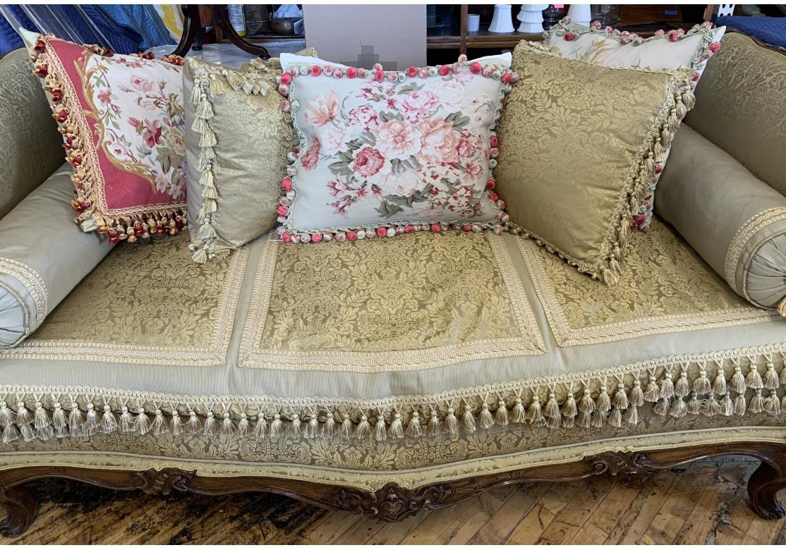 Sofá cama estilo Luis XV con almohadones y cojines decorativos en venta 15