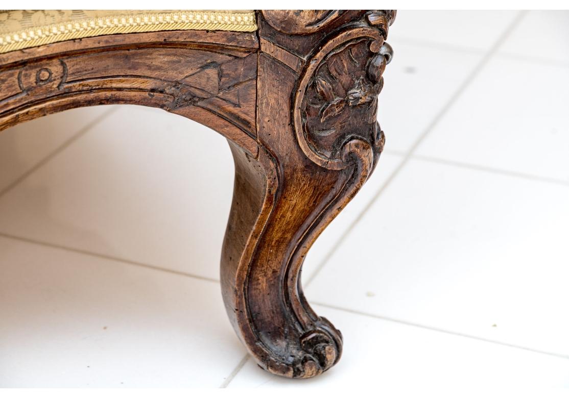 Sofá cama estilo Luis XV con almohadones y cojines decorativos siglo XX en venta