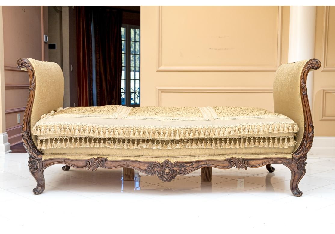 Sofá cama estilo Luis XV con almohadones y cojines decorativos en venta 2