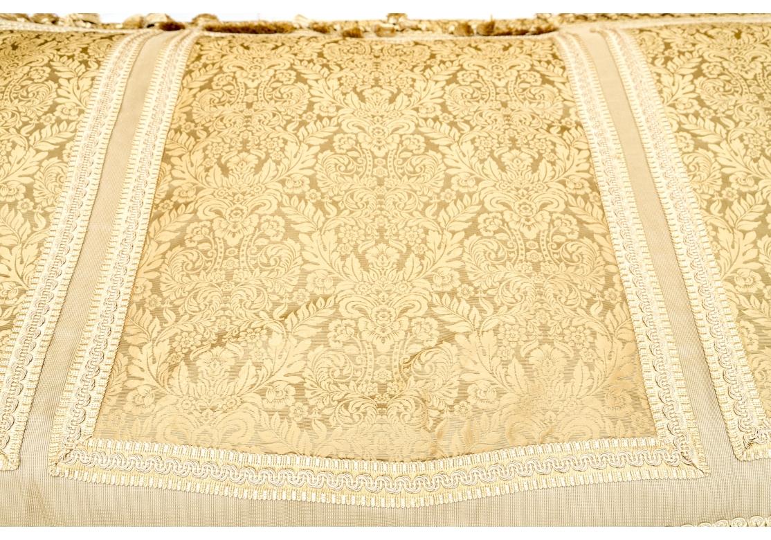 Sofá cama estilo Luis XV con almohadones y cojines decorativos en venta 3