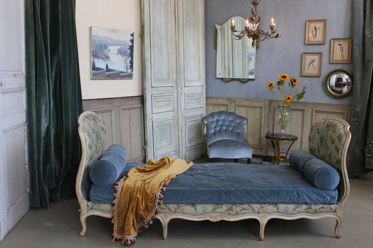 Lit de repos français de style Louis XV avec garniture en bois et tissu floral bleu et vert.

     