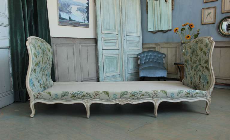 Louis XV-Stil-Tagesbett mit floraler Polsterung (Französisch)