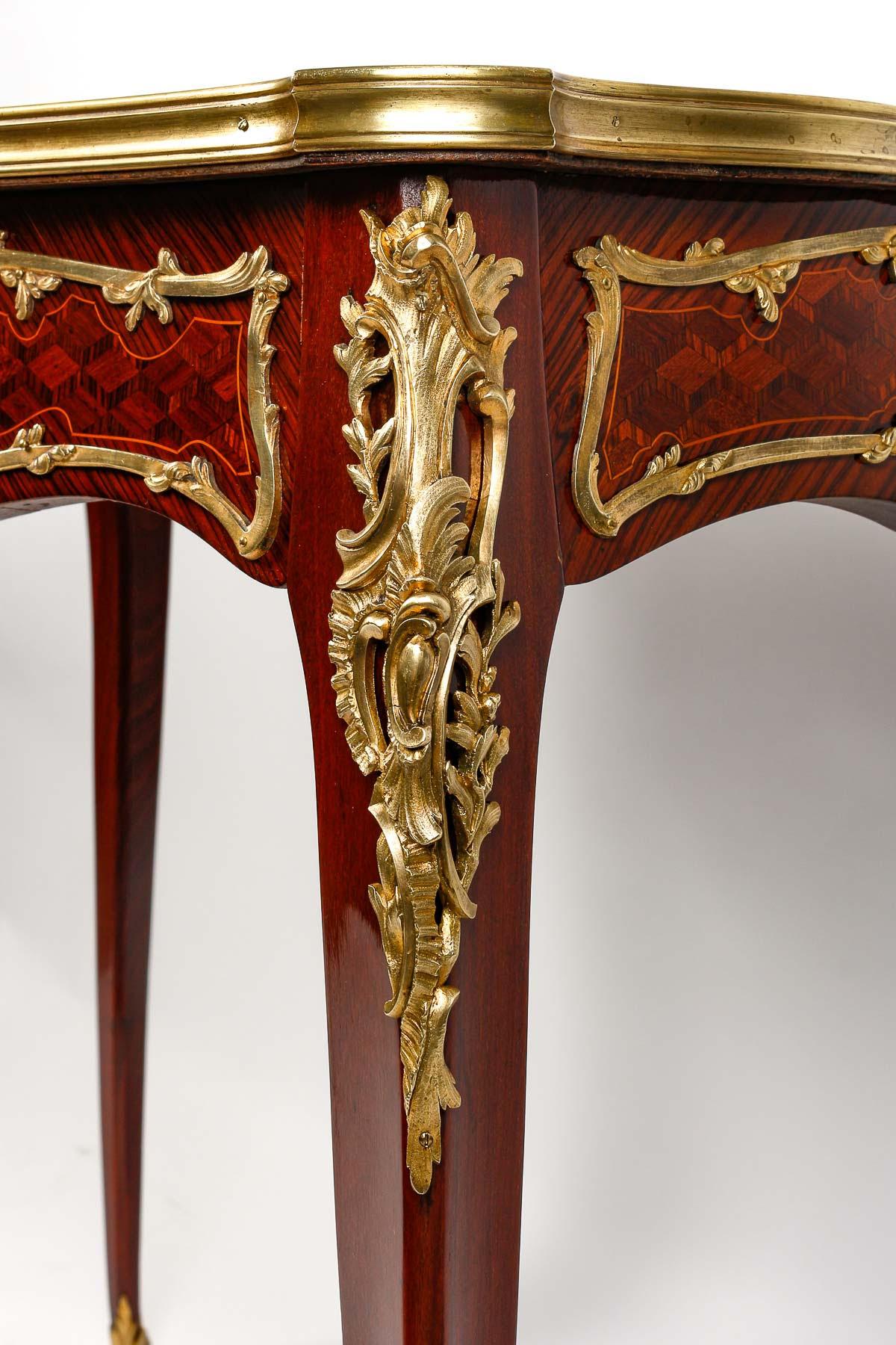 Bronze Bureau et table d'appoint de style Louis XV, 19e siècle. en vente