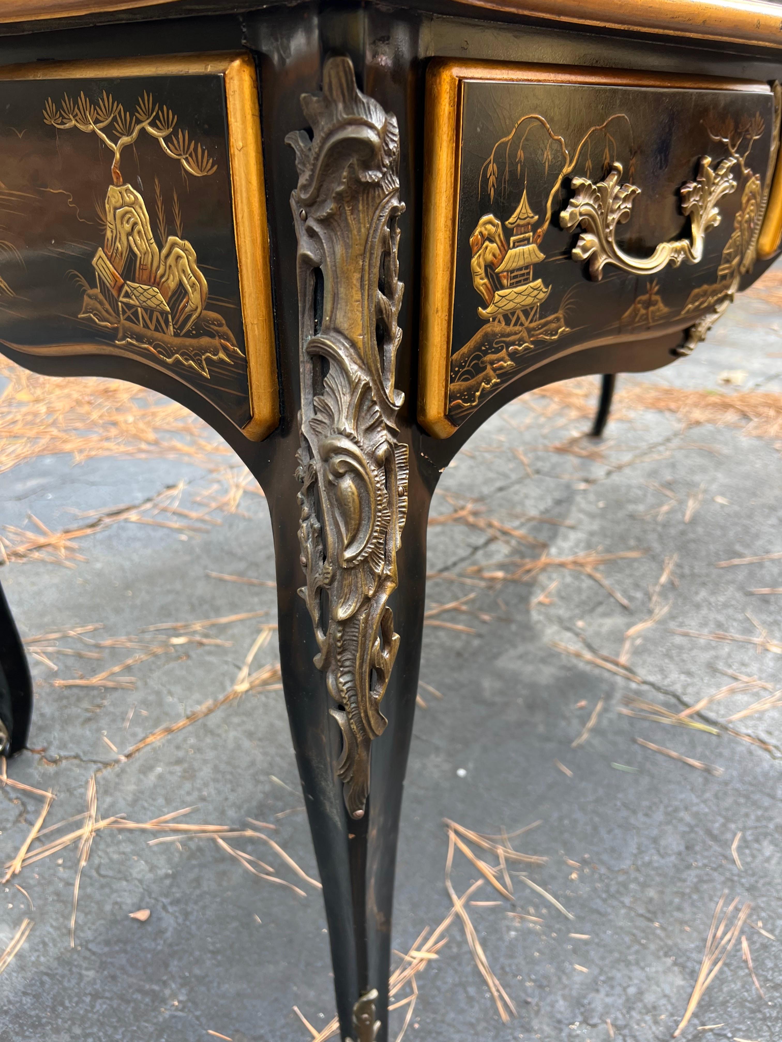 Schreibtisch im Louis XV.-Stil von Baker Furniture Co. Mit Bronzebeschlägen im Zustand „Gut“ im Angebot in Kennesaw, GA