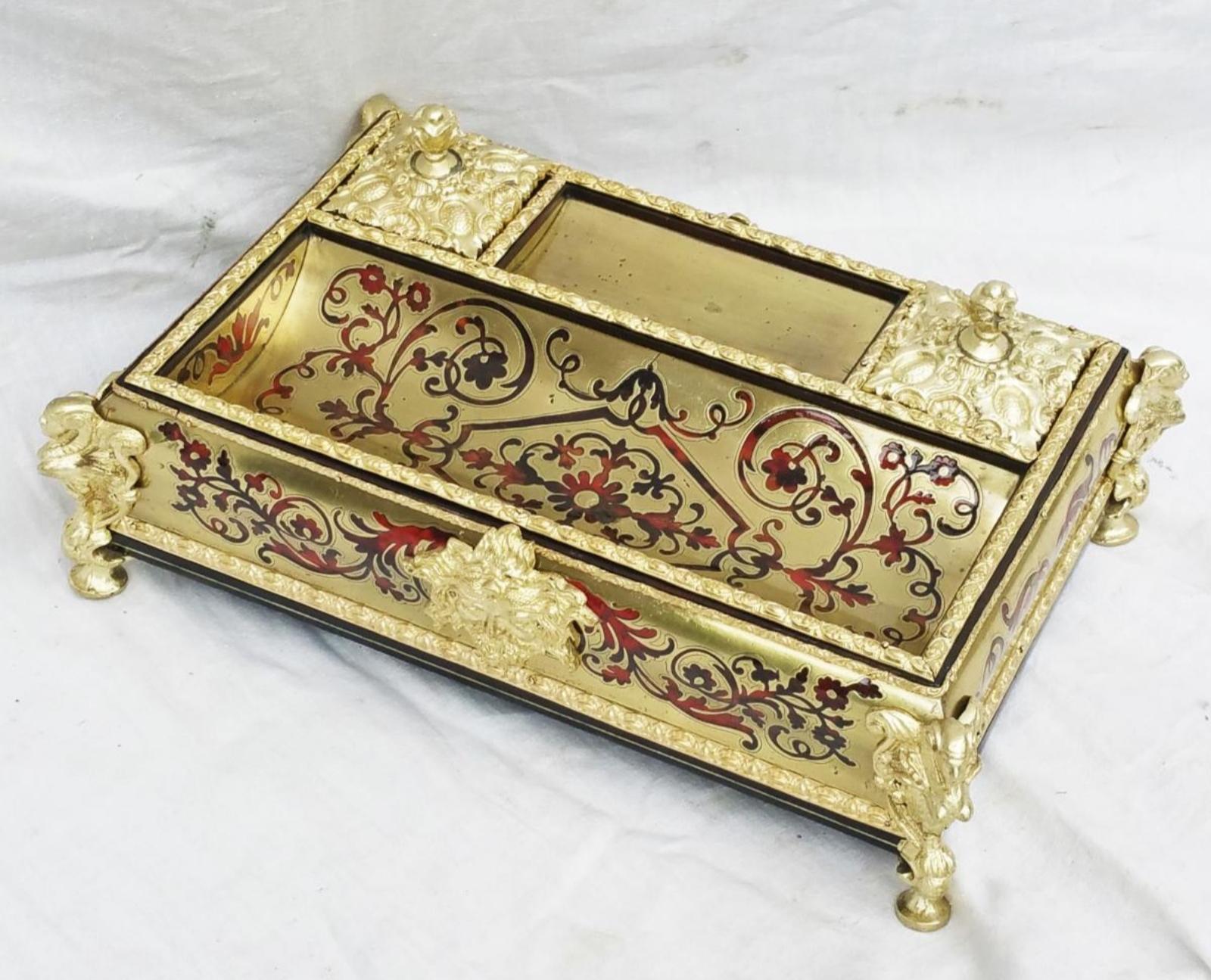 Louis XV th Style  Inkwell in  Boulle style marquetry  Napoleon III period  desk inkwell, Boulle decorated with tortoise shell on a brass background on all sides, beautiful gilt bronze ornaments, opens on 2 dwellings which include an open inkwell.
