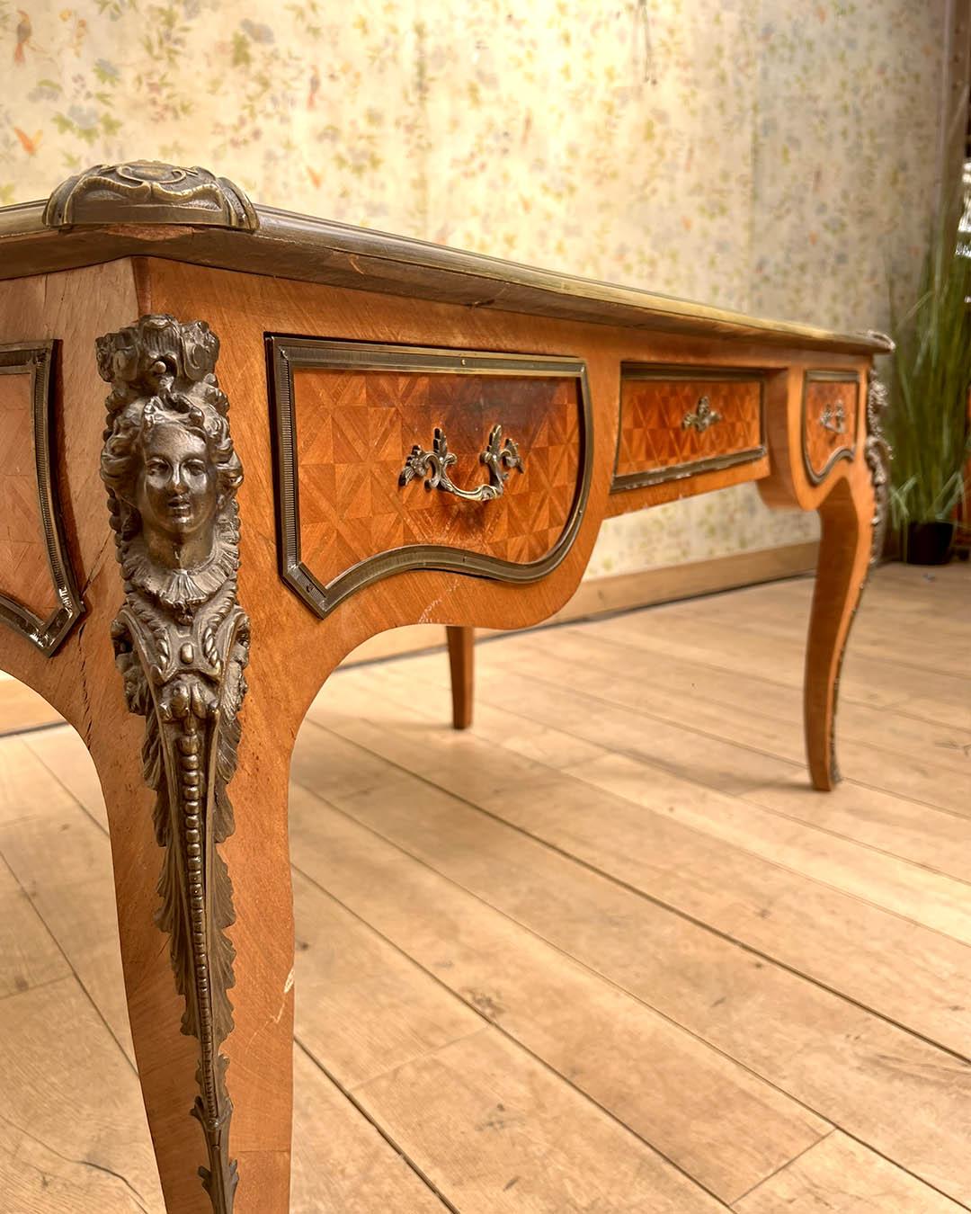 Schreibtisch im Stil Louis XV mit originalen Bronzebeschlägen, 19. Jahrhundert im Angebot 5