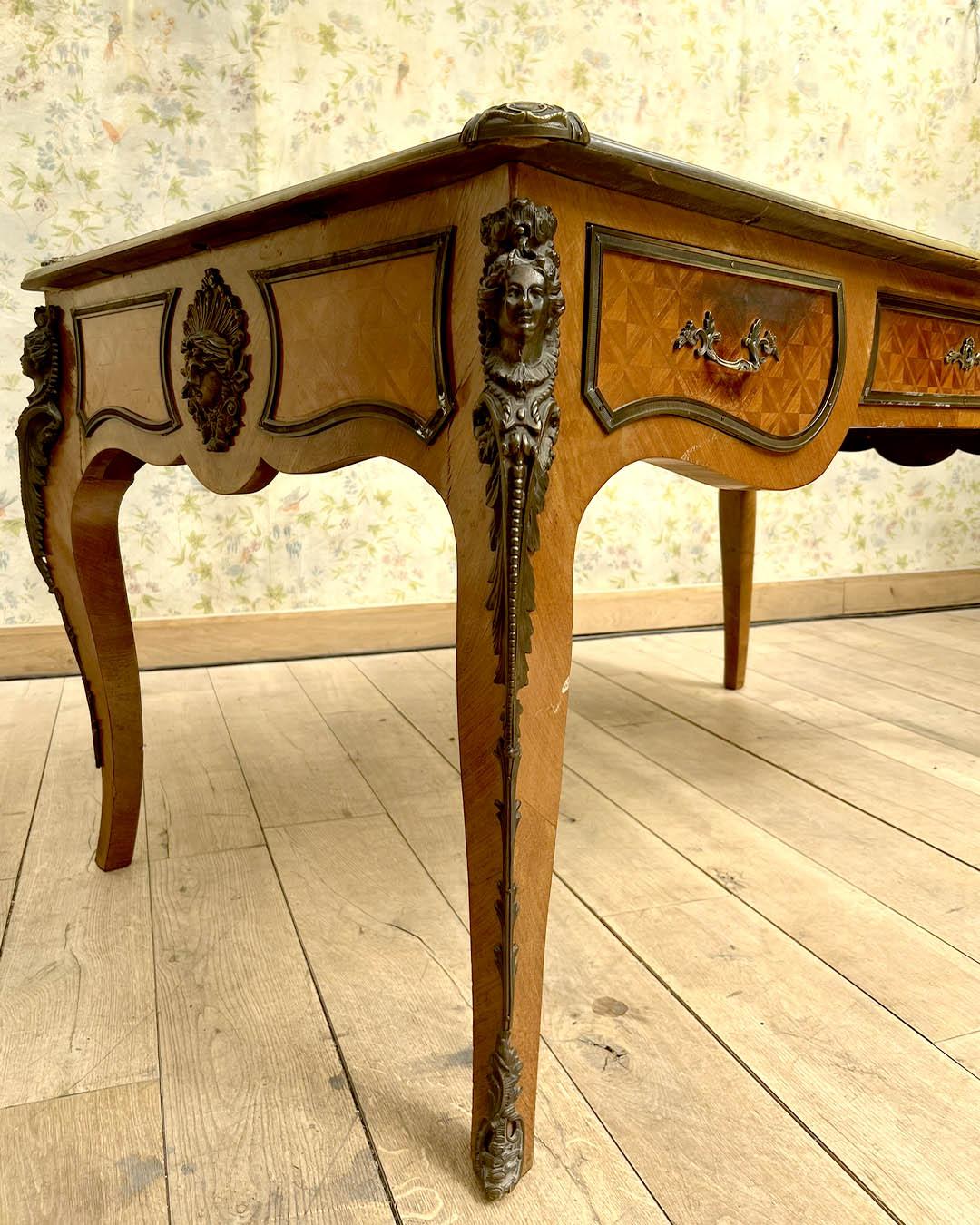 Ein atemberaubender Schreibtisch im Stil Ludwigs XV. mit seinen originalen Bronzebeschlägen, die die Eleganz und Raffinesse der Epoche widerspiegeln. Der Schreibtisch verfügt über eine exquisite Parkettintarsie mit Serpentinenfront, drei Schubladen
