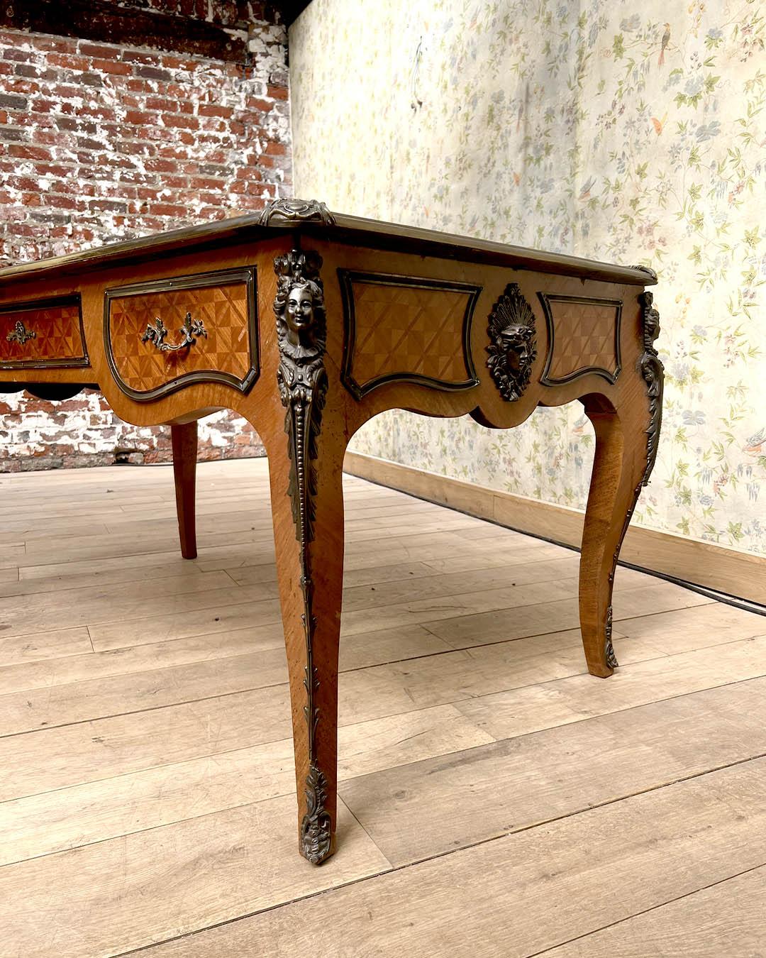 Schreibtisch im Stil Louis XV mit originalen Bronzebeschlägen, 19. Jahrhundert (Französisch) im Angebot