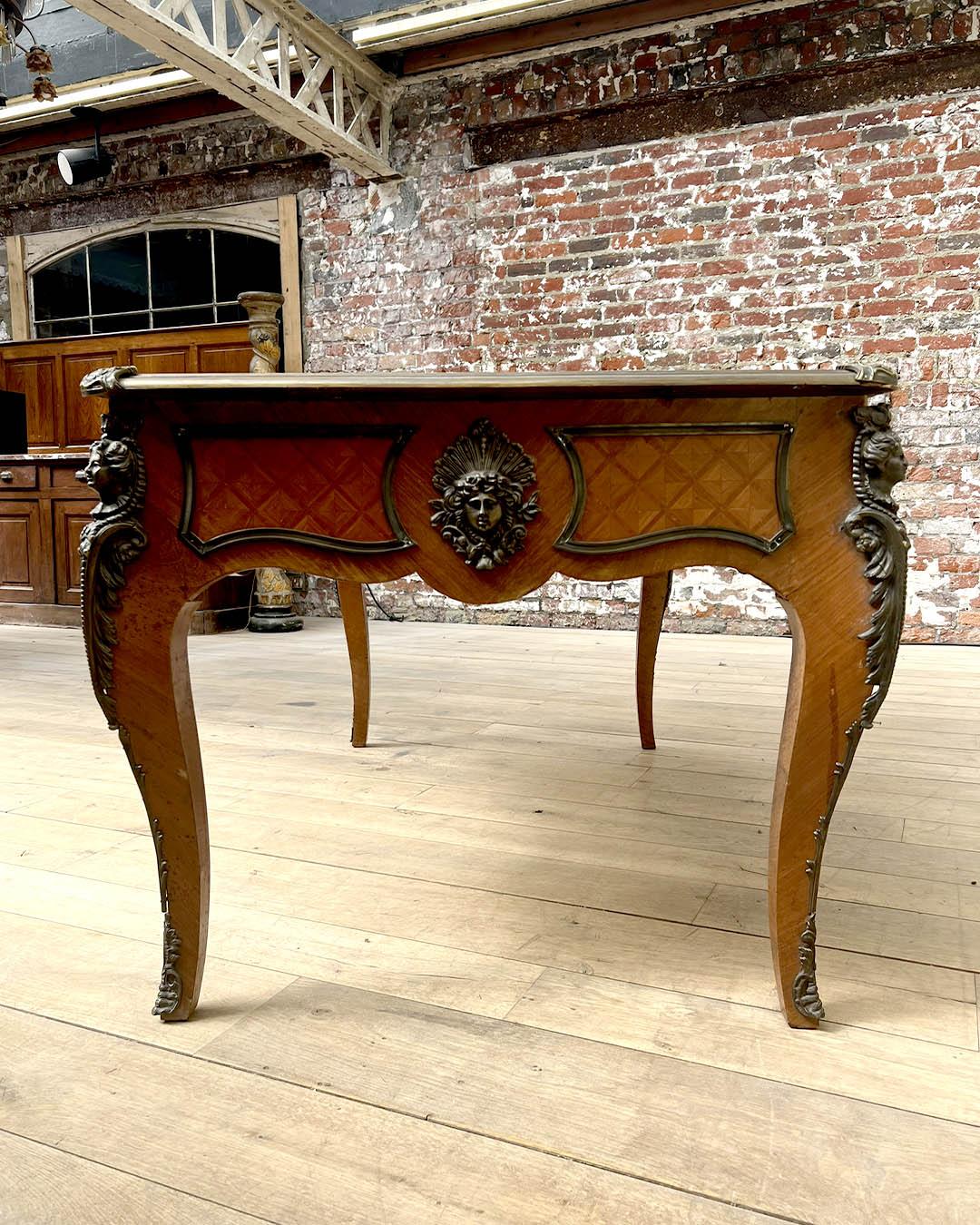 Schreibtisch im Stil Louis XV mit originalen Bronzebeschlägen, 19. Jahrhundert im Zustand „Gut“ im Angebot in TOURCOING, FR