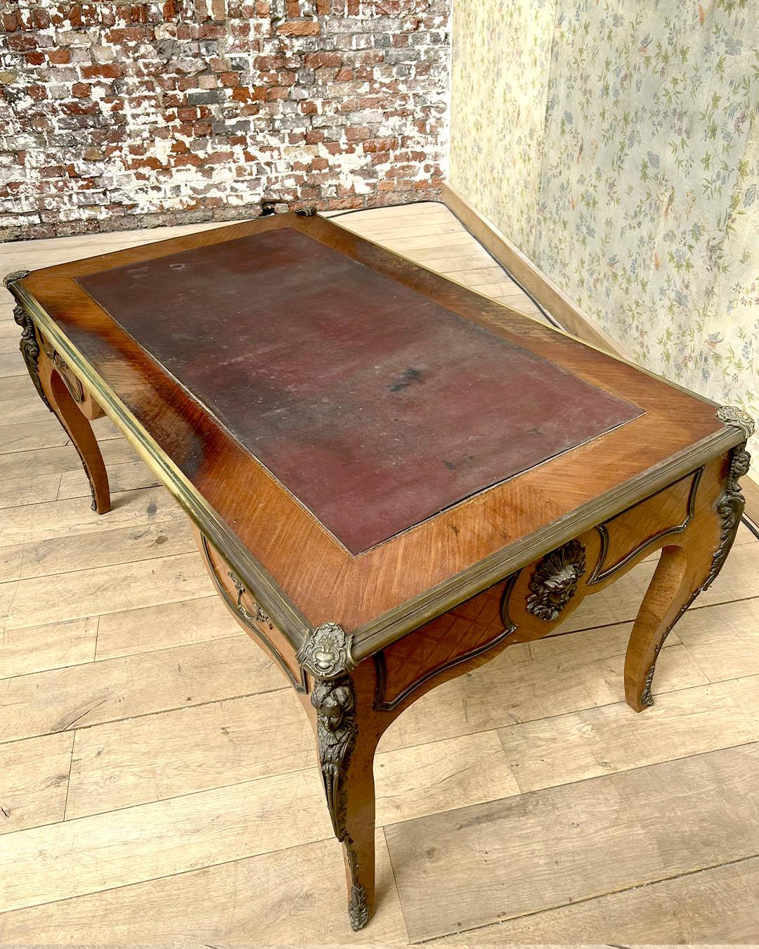 Schreibtisch im Stil Louis XV mit originalen Bronzebeschlägen, 19. Jahrhundert (Frühes 20. Jahrhundert) im Angebot