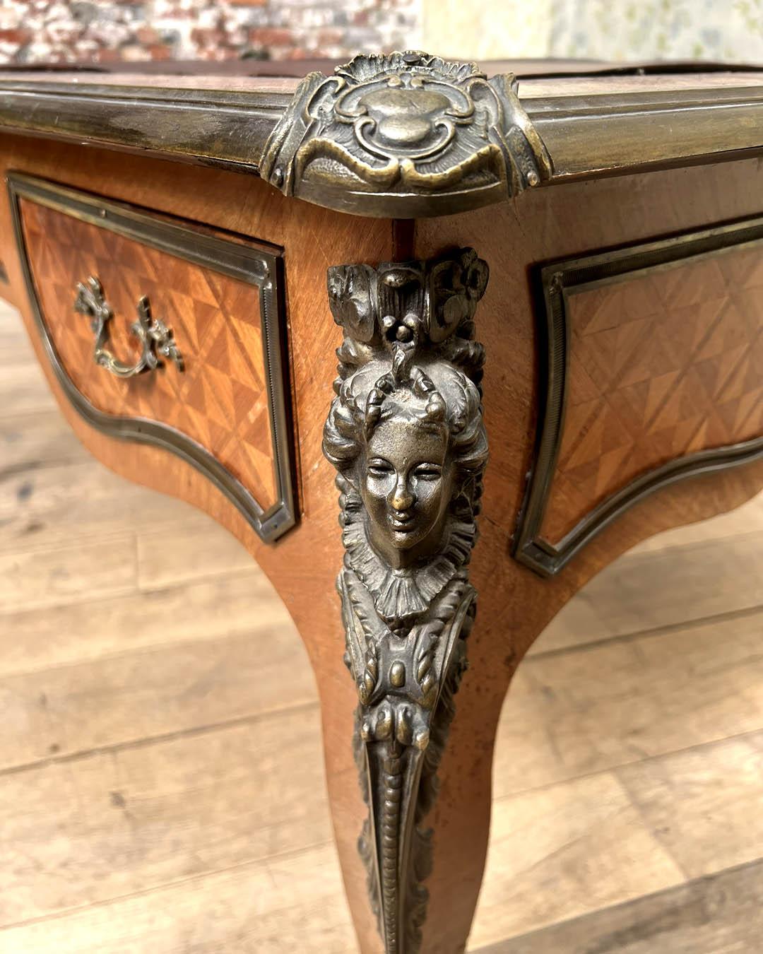 Schreibtisch im Stil Louis XV mit originalen Bronzebeschlägen, 19. Jahrhundert im Angebot 1