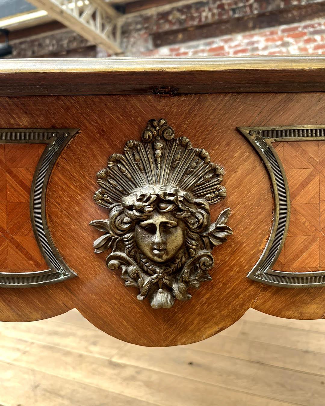 Schreibtisch im Stil Louis XV mit originalen Bronzebeschlägen, 19. Jahrhundert im Angebot 2