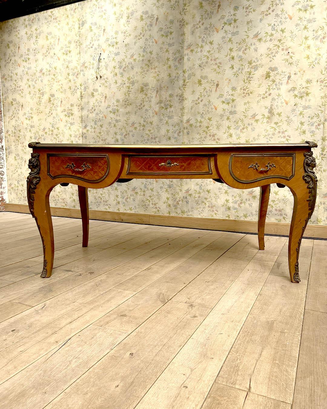 Schreibtisch im Stil Louis XV mit originalen Bronzebeschlägen, 19. Jahrhundert im Angebot 3