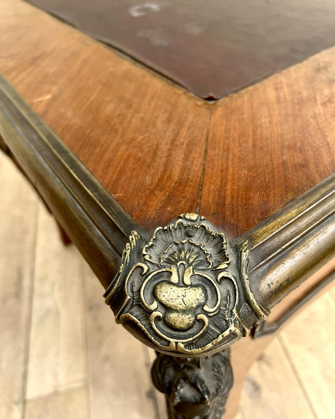 Schreibtisch im Stil Louis XV mit originalen Bronzebeschlägen, 19. Jahrhundert im Angebot 4