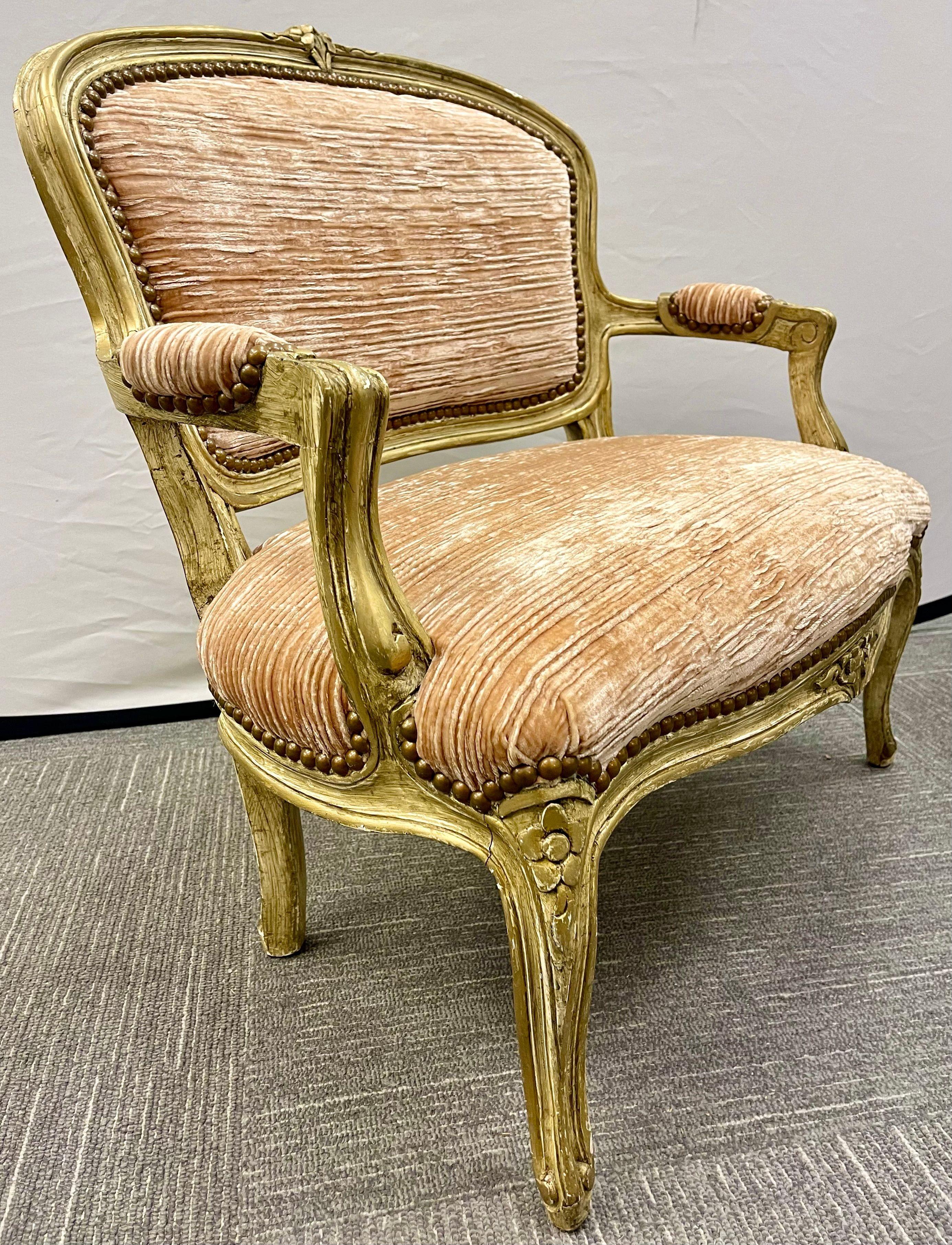 Ein Louis XV Stil gemalt Diminutive loveseat, Sofa. Dieses süße, hübsche Verkäufer-Samplersofa ist fein geschnitzt und in sehr gutem Zustand. Eine hervorragende Ergänzung für jede Puppensammlung.

Maße: Sitzhöhe: 11,5 Zoll.