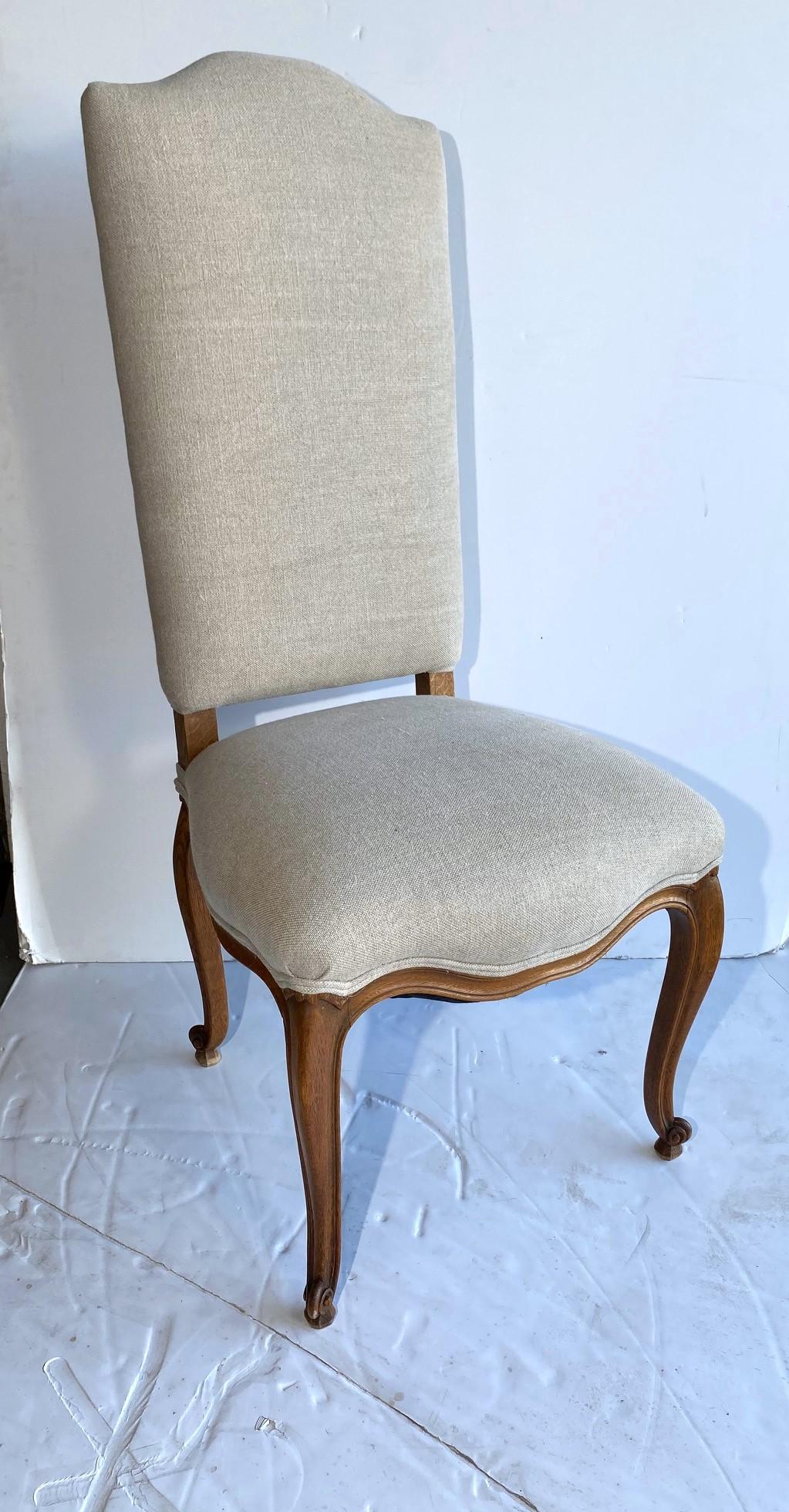 Ein Satz von sechs Esszimmerstühlen mit hoher Rückenlehne im Stil Louis XV. Neue Polstermöbel