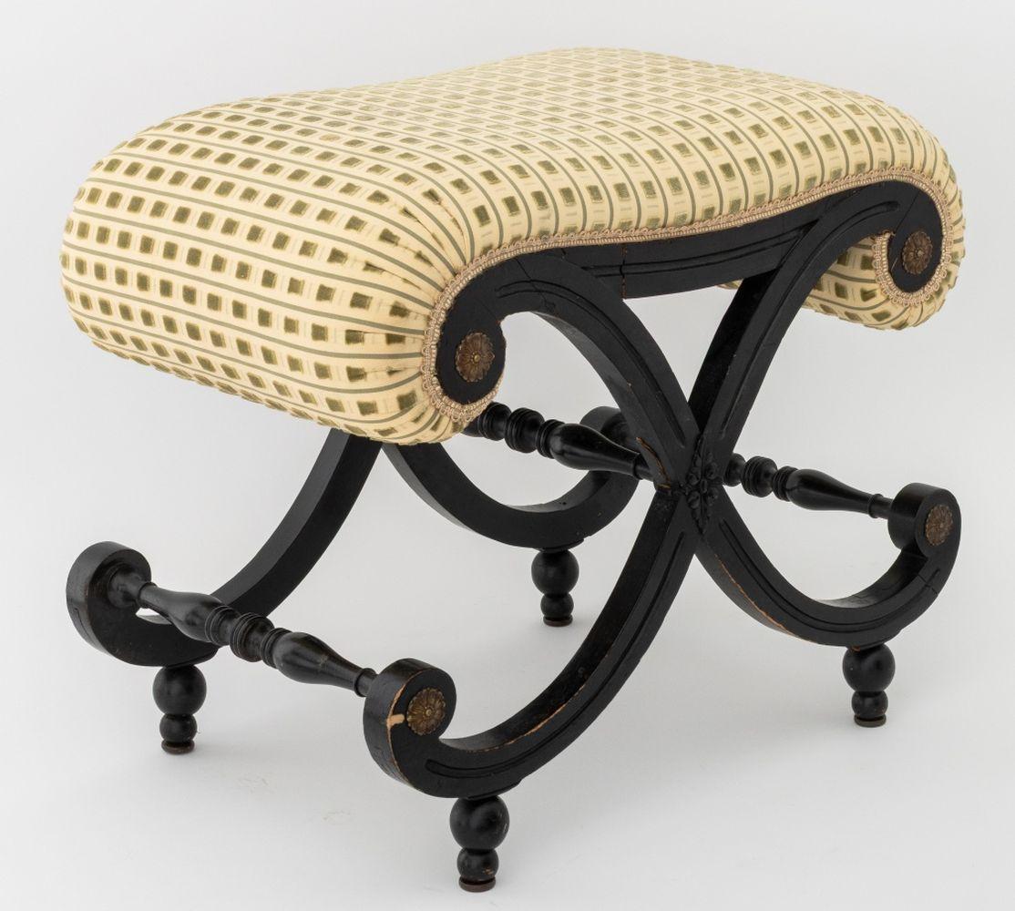 Banc Curule ébonisé de style Louis XV en vente 4