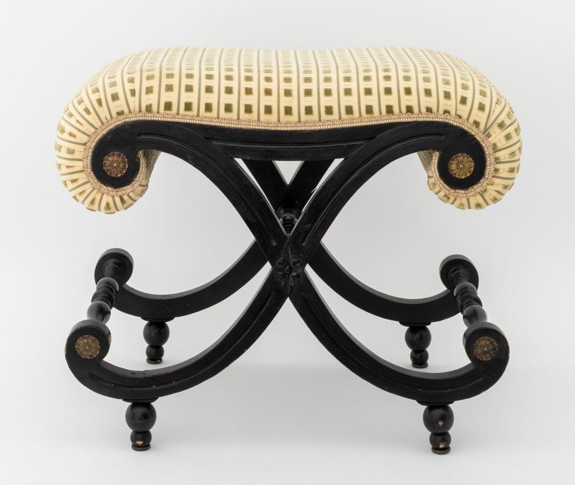 Banc Curule de style Louis XV en bois ébonisé et doré à la parcelle, avec assise tapissée. 20