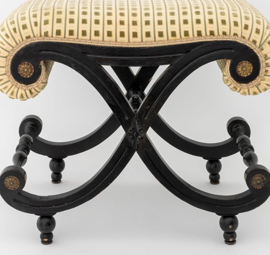 Banc Curule ébonisé de style Louis XV Bon état - En vente à Astoria, NY