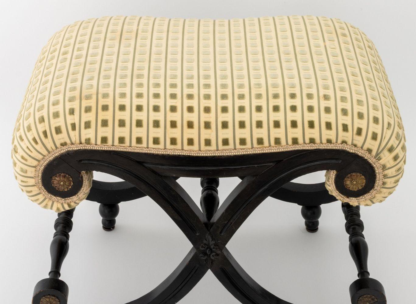 20ième siècle Banc Curule ébonisé de style Louis XV en vente