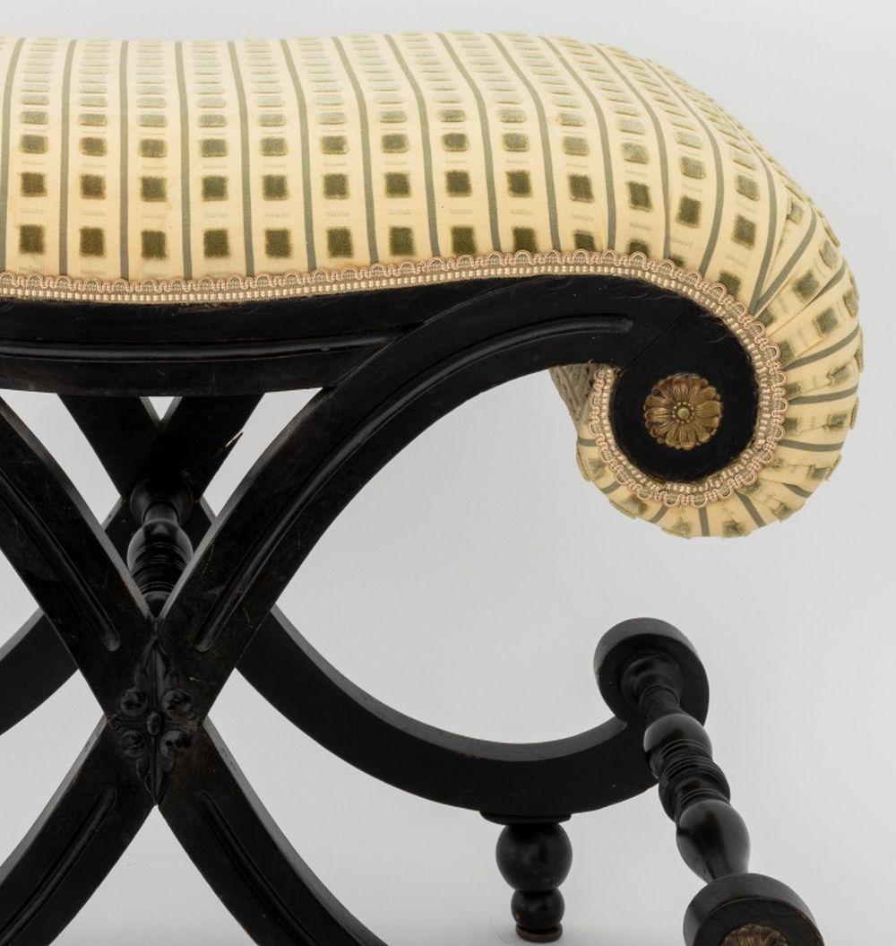 Bois Banc Curule ébonisé de style Louis XV en vente