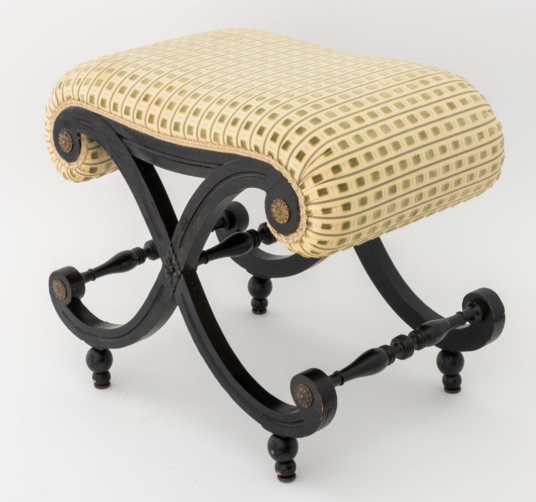 Banc Curule ébonisé de style Louis XV en vente 1