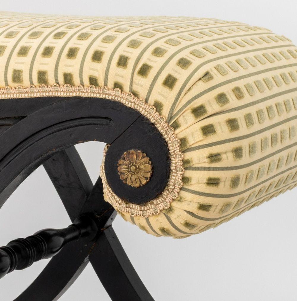 Banc Curule ébonisé de style Louis XV en vente 2