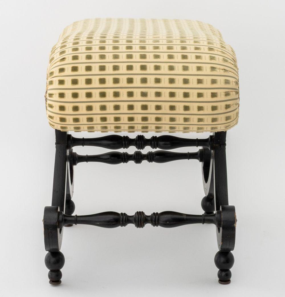Banc Curule ébonisé de style Louis XV en vente 3