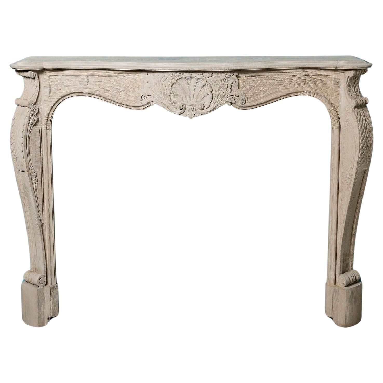 Cheminée en chêne anglais de style Louis XV en vente