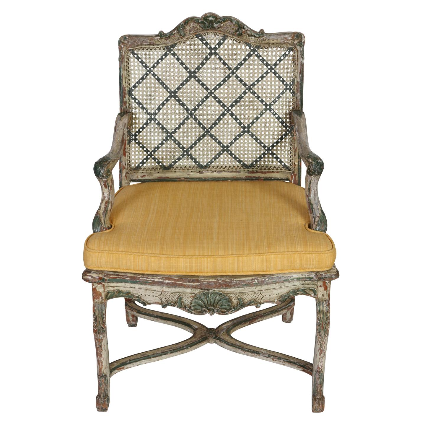 Fauteuil im Louis-XV-Stil mit lackierter Schilfrohrrückenlehne und gelbem Sitz (Louis XV.) im Angebot