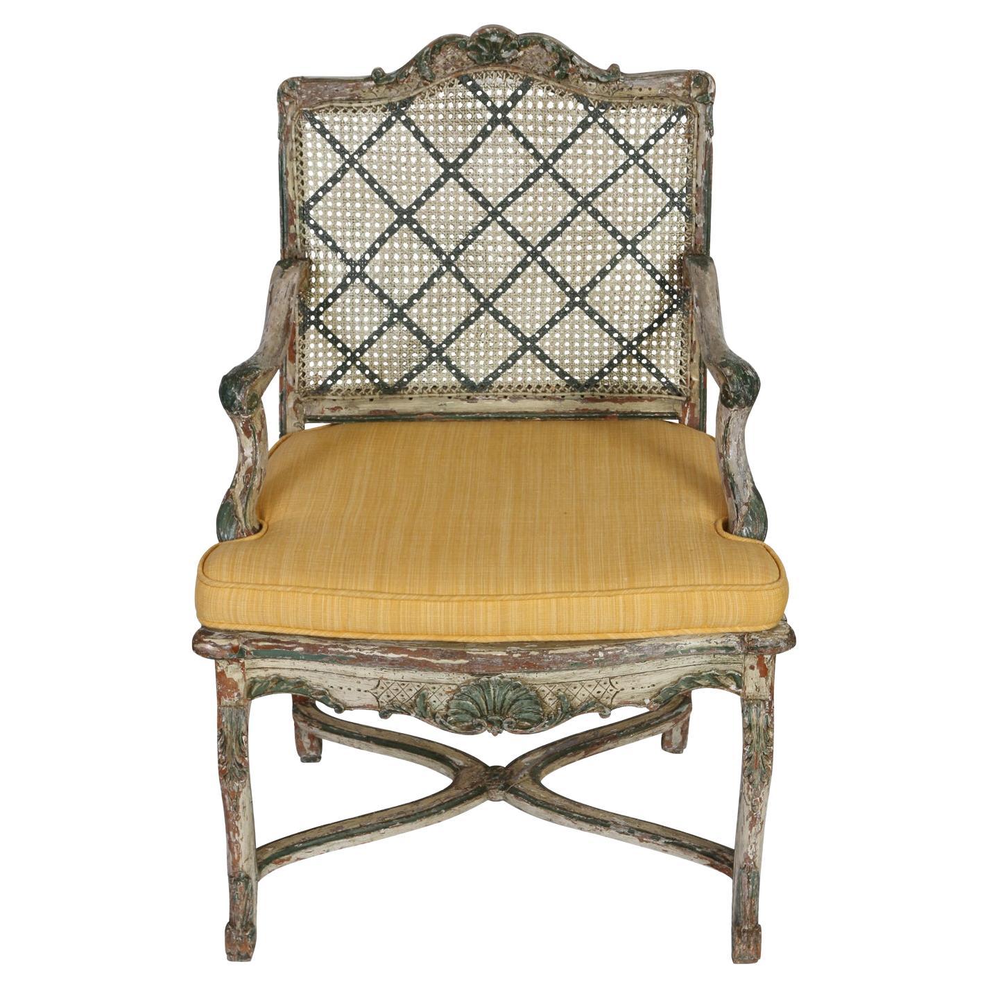 Fauteuil im Louis-XV-Stil mit lackierter Schilfrohrrückenlehne und gelbem Sitz