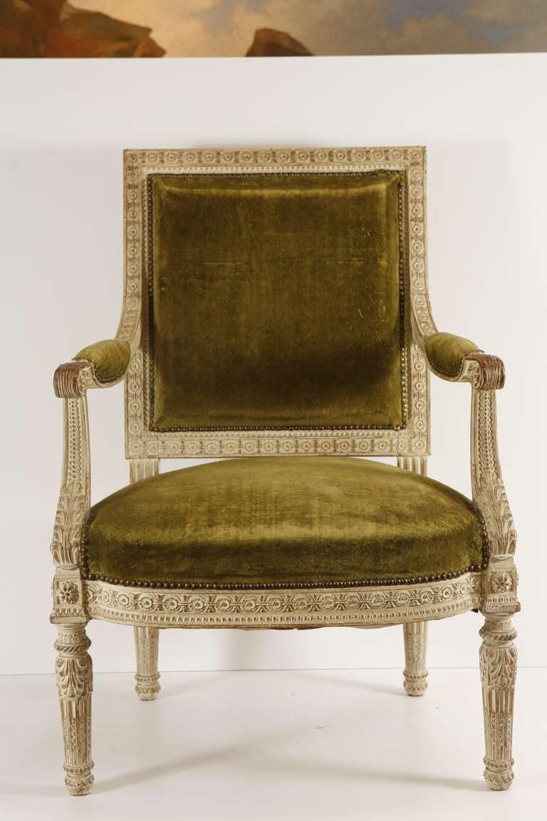 Paire de fauteuils de style Louis XVI inspirés d'un ensemble que Marie-Antoinette avait fait fabriquer pour son grand cabinet au palais des Tuileries.

Reproduction en France, vers les années 1930, probablement par Jansen.

Prix indiqué pour la