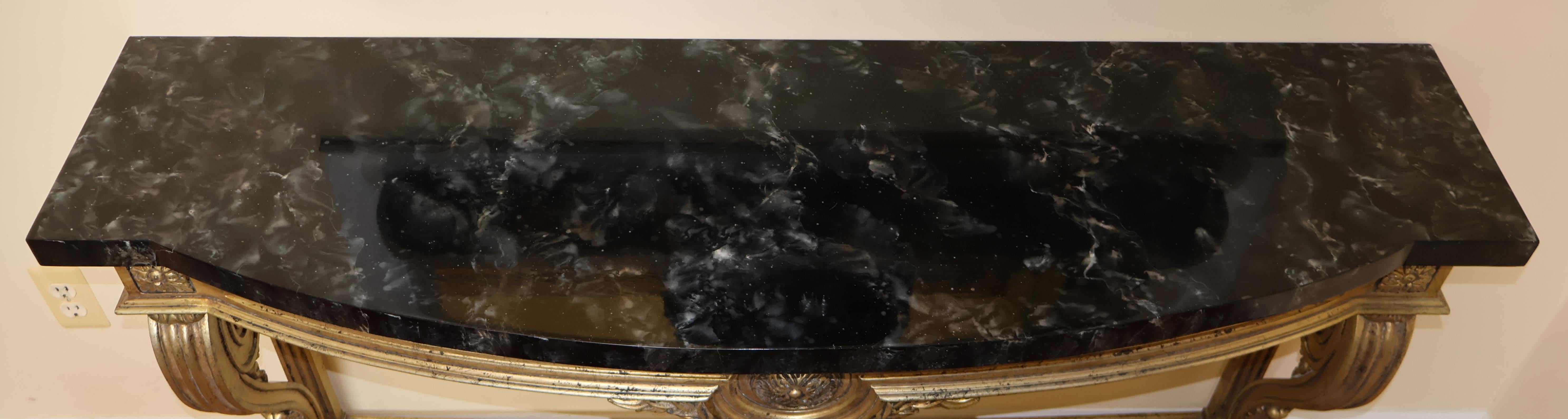 Louis XV Stil Faux Marmor Gold Konsolentisch zugeschrieben Maison Jansen im Zustand „Gut“ im Angebot in Long Branch, NJ